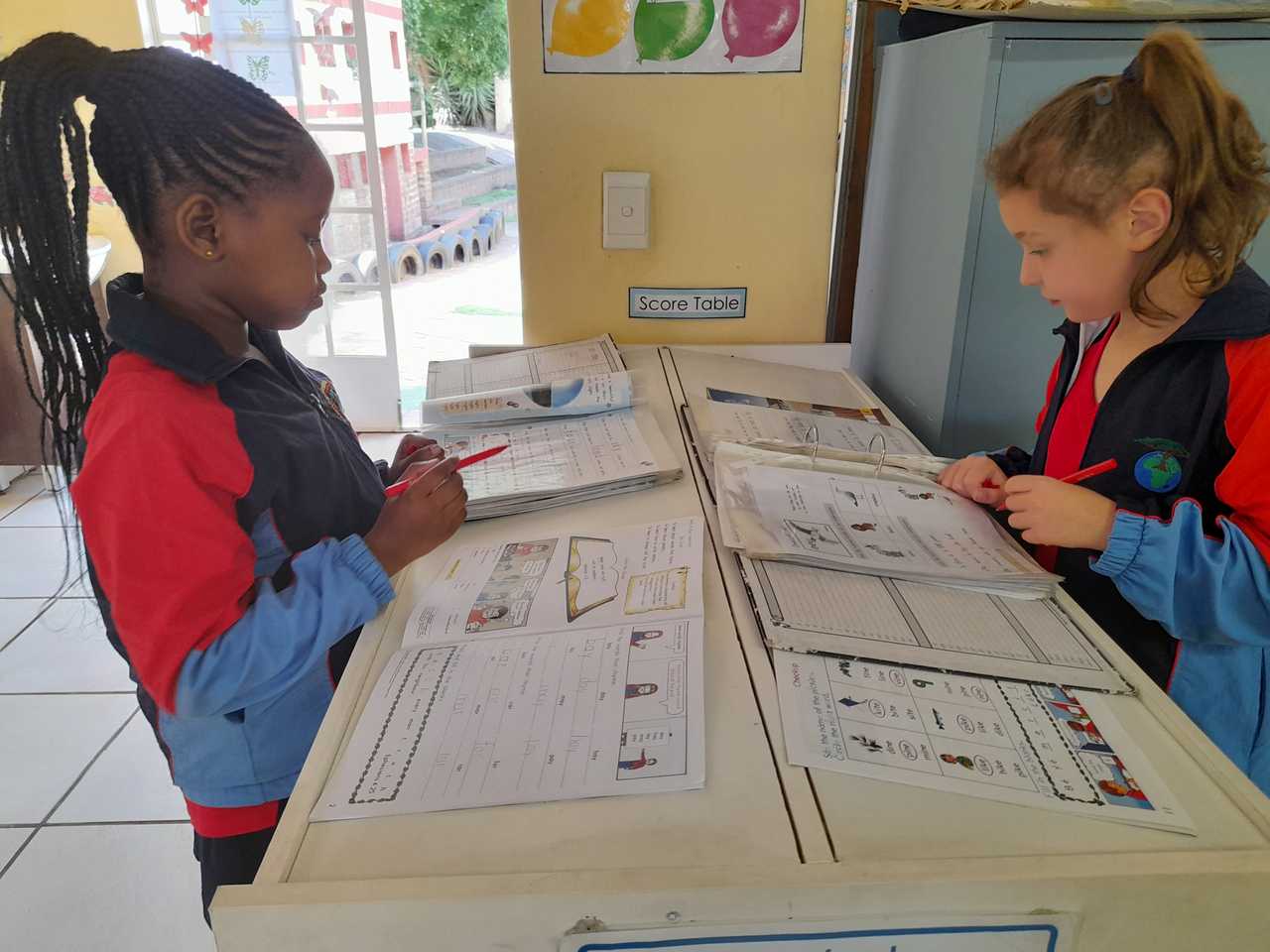 girls-working-together